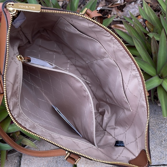 Michael Kors Large Charlotte Top Zip Tote Leather - Picture 9 of 16